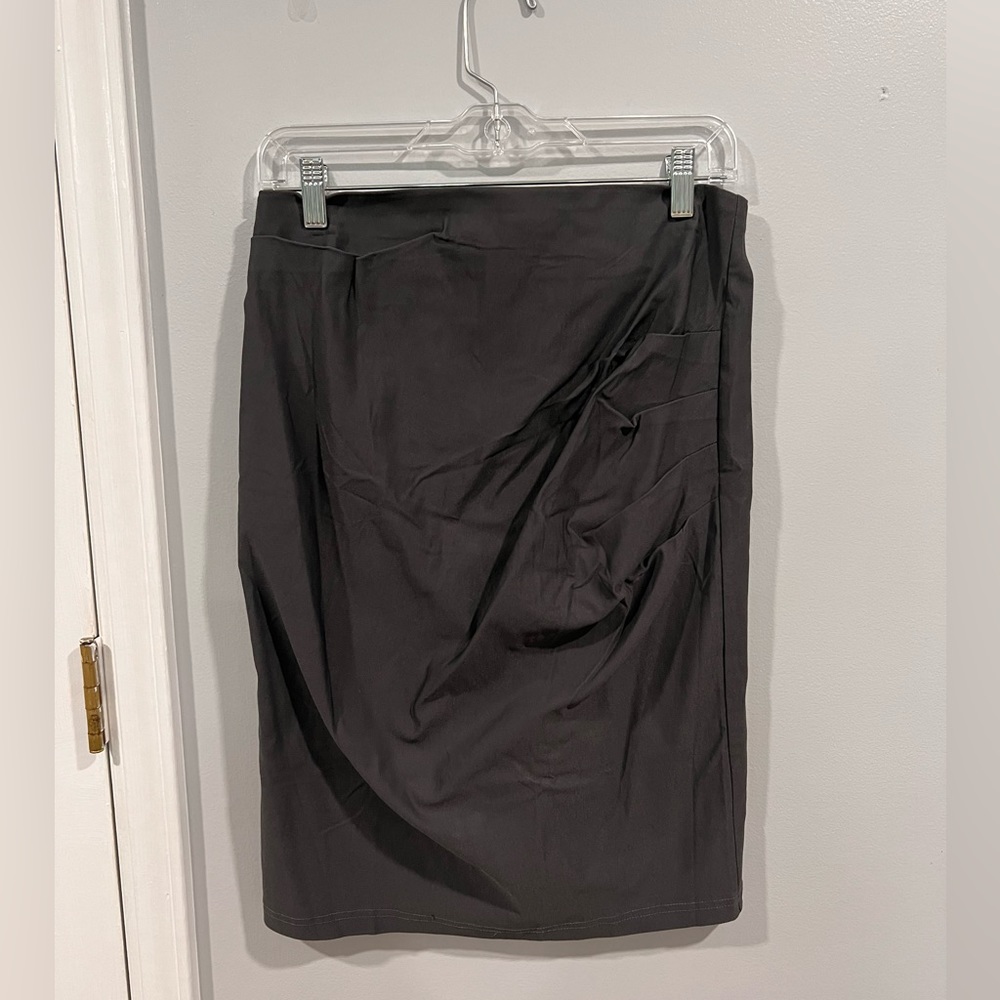 Skirt with pleats on side